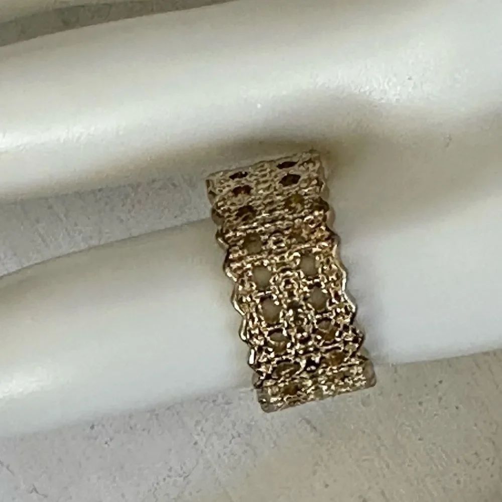 Gold tone band ring